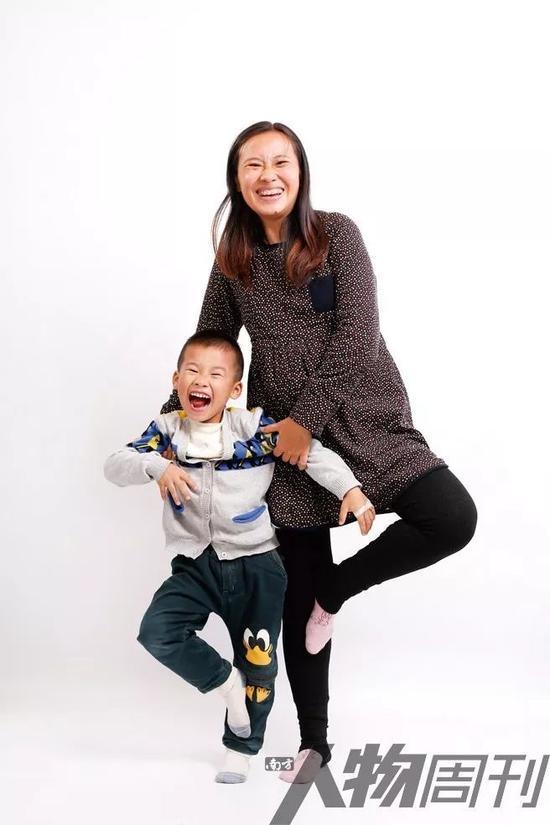 邱舰与儿子天天。“儿子很想要个弟弟,他说弟弟生下来,他会负责陪弟弟玩的,儿子给了我很大的鼓励。”