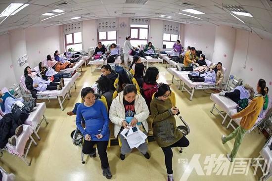 江苏南京,妇幼保健院胎心监测病房内,许多孕妇正在进行胎心检查,其中近一半是二胎产妇