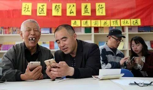 不少社区都开设了教老年人玩转智能手机的培训课