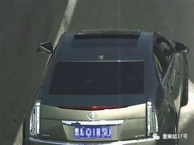 警方拍下的“碰瓷”团伙作案时所驾驶的豪车。通讯员 铁成 摄