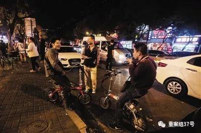 2015年9月25日,簋街某饭店门前,三名代驾在聊天(图文无关)。 新京报记者彭子阳 摄
