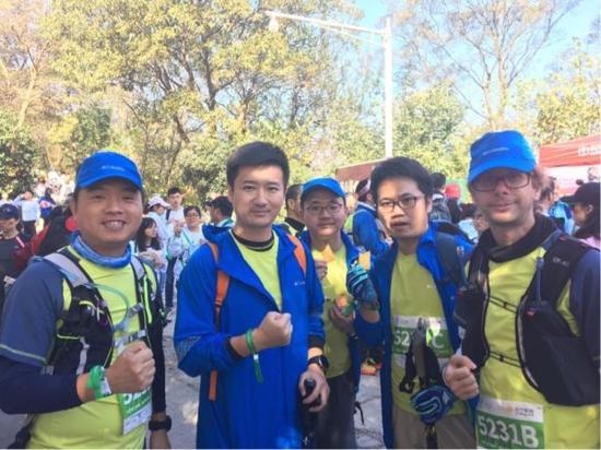 外国跑友江喃(右)为了慈善参加了成都站又跑完了南京站,他很喜欢“善行者”这样的公益比赛。
