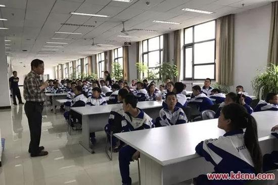榆垡中学学生参观首都师范大学科德学院图书馆。来源:首都师范大学科德学院信息宣传中心 图:校记者团 卜凡