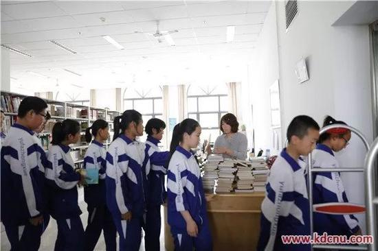 榆垡中学学生参观首都师范大学科德学院图书馆。来源:首都师范大学科德学院信息宣传中心 图:校记者团 卜凡