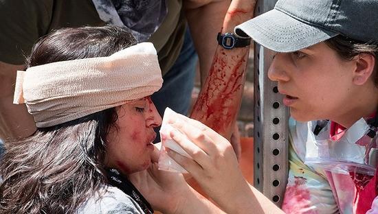 2017年8月12日,美国弗吉尼亚州夏洛茨维尔,急救人员医治一名被白人至上主义者驾车撞伤的女子。图片来源:视觉中国