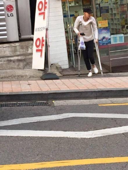黄子韬拄拐