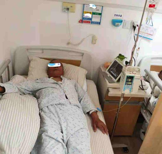 郑闻父亲住院治疗。受访者供图