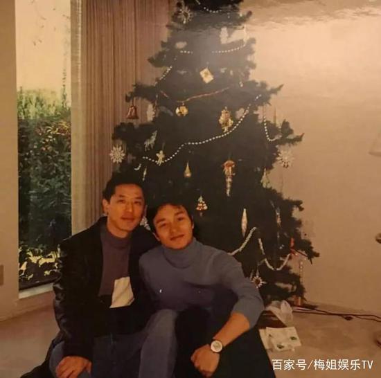 今天是平安夜,我们也祝各位朋友节日快乐,开开心心每一天。