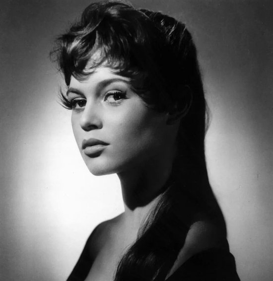 传奇女星去世!留下无数经典荧幕形象,被誉为“一代性感女神”,网友:曾是我的审美启蒙