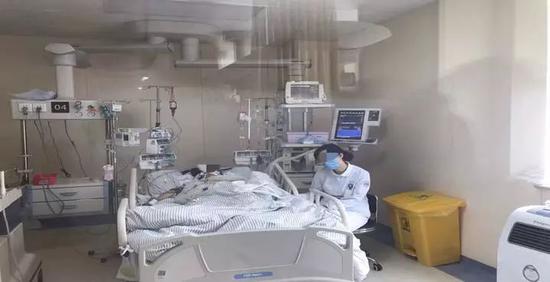 医护轮流守护着小方