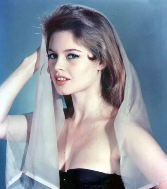 传奇女星去世!留下无数经典荧幕形象,被誉为“一代性感女神”,网友:曾是我的审美启蒙