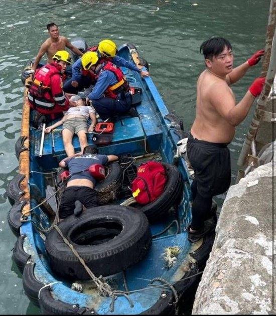 疑追风观浪，香港柴湾一家三口被卷入海，母子不省人事送院