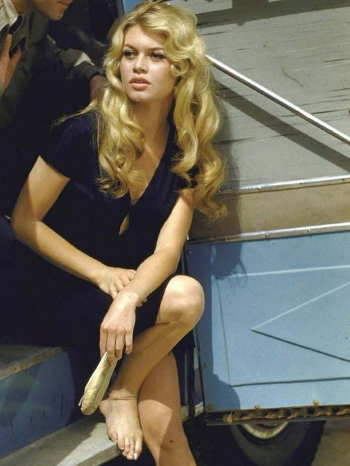 传奇女星去世!留下无数经典荧幕形象,被誉为“一代性感女神”,网友:曾是我的审美启蒙