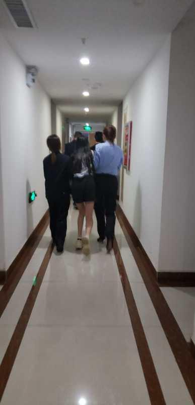 2019年5月12日,钱某梅坠楼,河南商丘警方向其女儿缪兰询问情况。受访者 图
