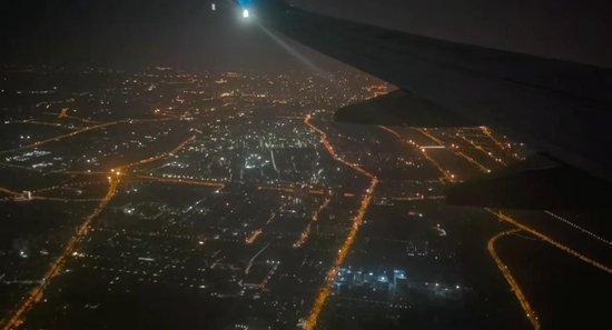 珠海飞太原航班遇雷暴紧急备降,乘客称机上颠簸严重还能看见闪电,落地后很多人都哭了,航司回应
