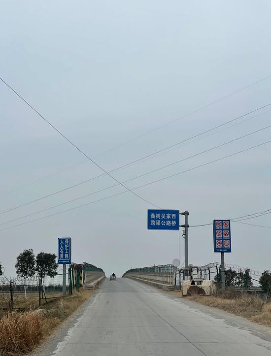 韩仕梅家附近,南水北调工程上的公路桥