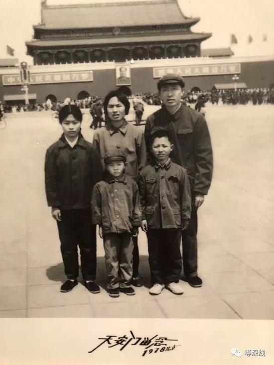 覃辉、覃宏兄弟与父母照片。(由受访者提供,引用照片需经《等深线》及受访者本人同意)