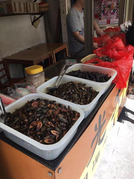 湘潭火车站附近的散装槟榔小门店,店内并无关于槟榔安全性的任何提示