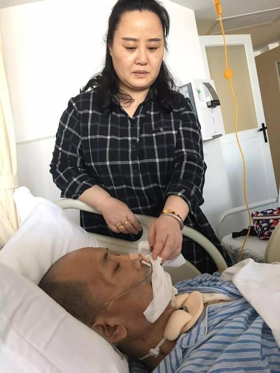在湘雅二院病房,贺常红正在照顾患有口腔癌的丈夫敬思军,敬思军刚刚接受了第二次手术。