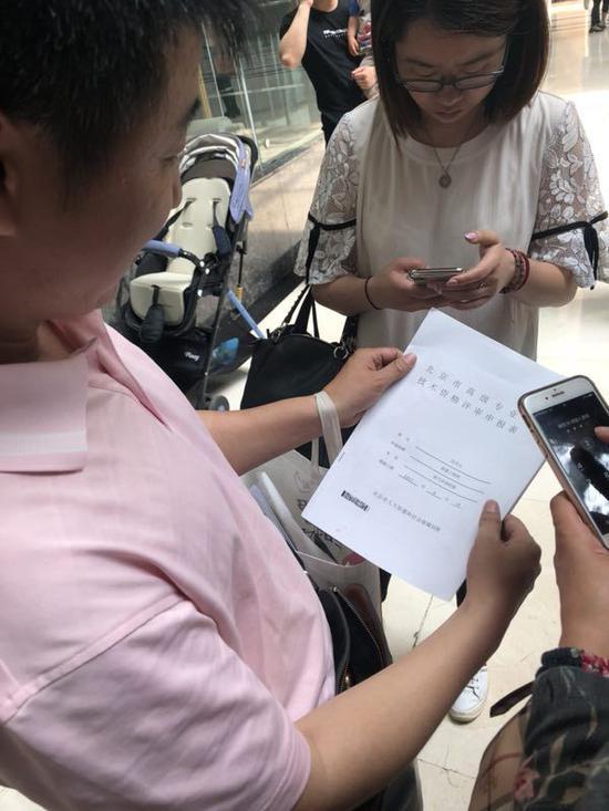 5月18日,第一名办理完成落户申请准迁手续的人 本报记者郭静婷/摄影