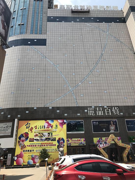 李依依跳楼身亡事发地。 澎湃新闻记者 于亚妮 图【五】