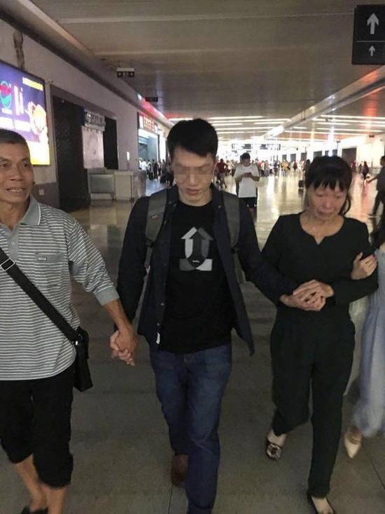杨仁荣与父母团聚。杨家属供图