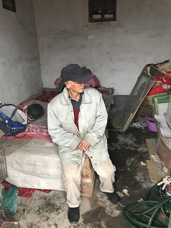 方天豹坐在洋洋曾经睡过的床上。澎湃新闻记者 沈文迪 图