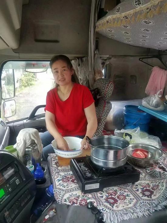 苗会玲在车上做饭。