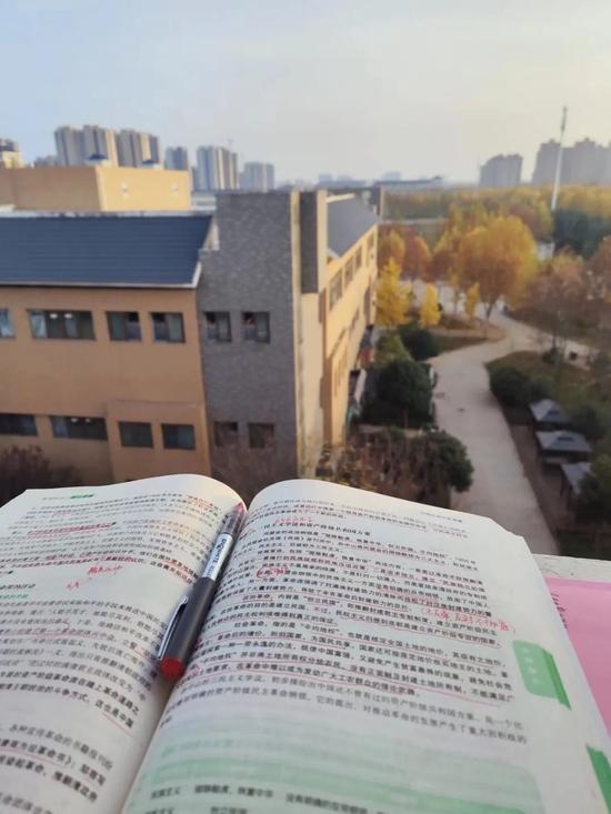 在阳台背书的思瑶