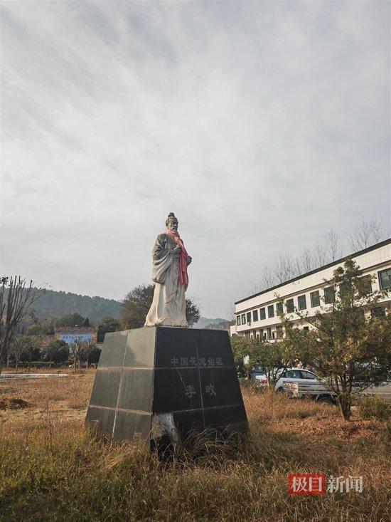 浏阳一家花炮厂大门处的李畋雕塑