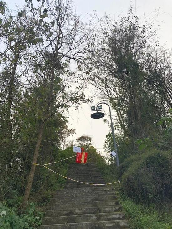 甜甜的遗体被找到后,南山公园通往山顶的道路被封堵(李晓洁 摄)