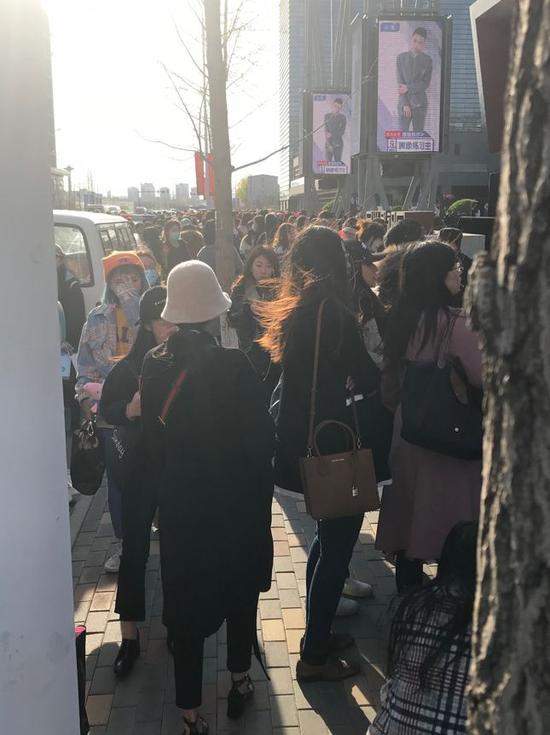 在星光影视园外粉丝正在排队入场