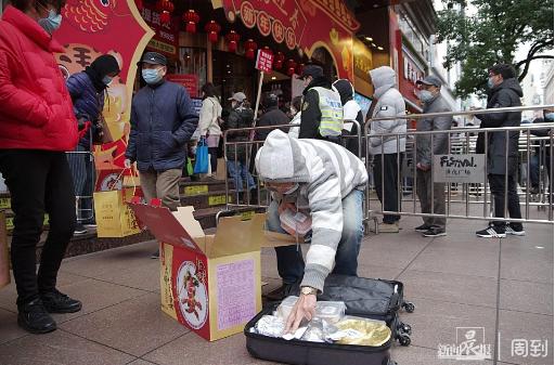 必须隆重！上海阿姨爷叔出动行李箱，排队4小时只为了...上海的年味藏在这里！