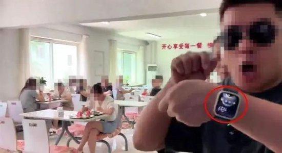 食堂中坐满了就餐人员(现场视频截图)