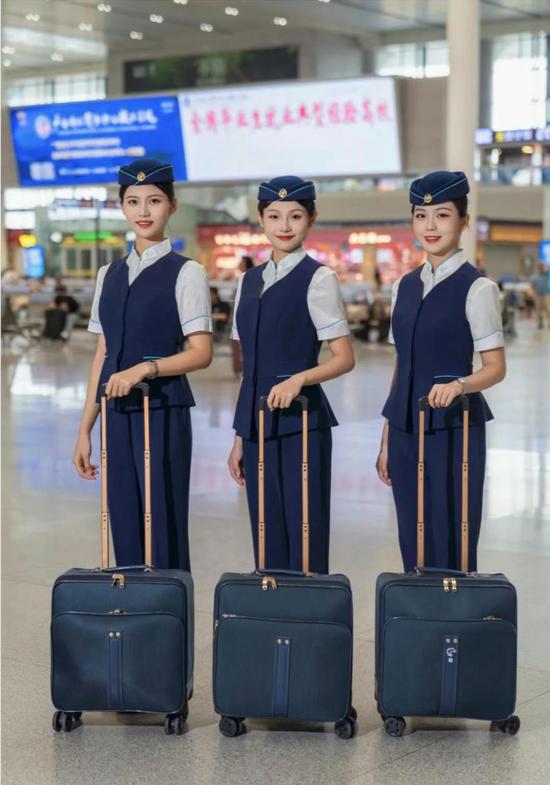 山东航空宣布换装:空姐可自选裤装或过膝裙,平底鞋取代高跟鞋!网友建议相关行业:取消短裙丝袜等,可不化妆