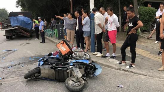 2020年7月28日西安两货车追尾,致一名外卖骑手身亡