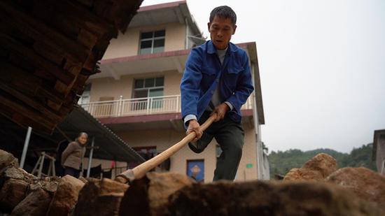 2020年11月2日,范家发在砌家门口的路面