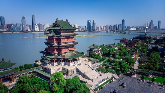 女孩在长城诵诗引共鸣 哪些“诗和远方”打动了你