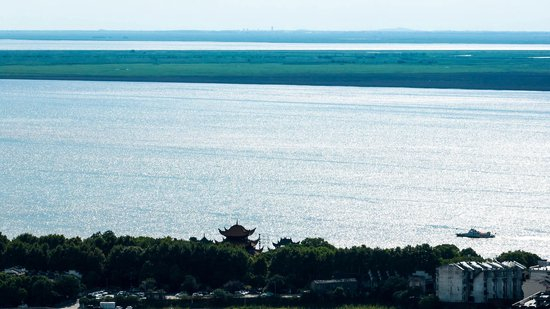 女孩在长城诵诗引共鸣 哪些“诗和远方”打动了你