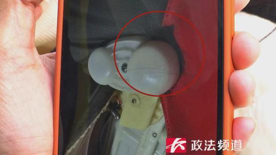 ↑被卷进按摩垫的头发
