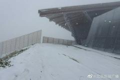 北京山区迎秋季初雪，冬奥滑雪场馆外白雪皑皑
