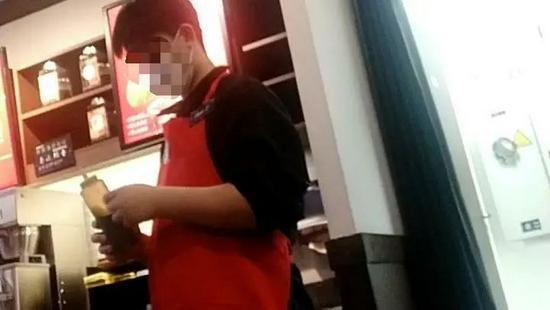 ▲11月6日,在星巴克无锡震泽路店,一名店员正在篡改保质期信息,只见他把旧标签撕下,贴上了新标签,原本要过期的抹茶液便被人为延长了保质期。 新京报记者 韩福涛 摄