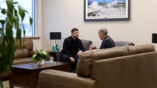 普京突然穿上了军装