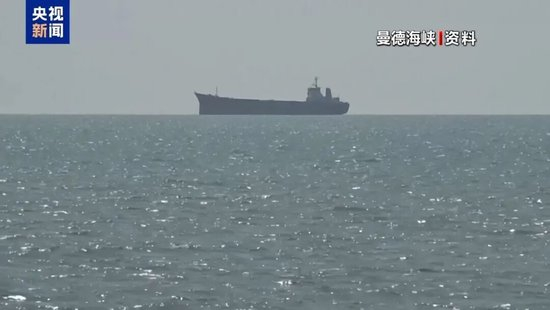 霍尔木兹大消息,多艘油轮爆炸起火,现场画面曝光!美军:已迫使7艘商船改道,1艘失去航行能力!