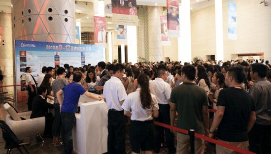 “李云迪中国钢琴梦2013全国巡演北京站”签售场面 北京保利剧院管理有限公司供图