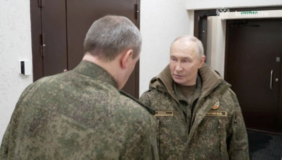 普京突然穿上了军装