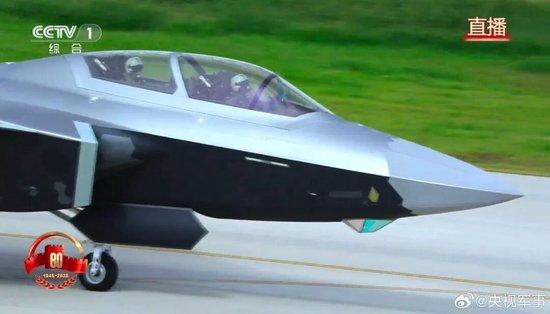 歼20S、DF61导弹,震撼亮相!三支兵种首次亮相天安门广场,空中梯队战机起飞