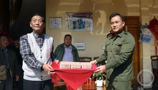白所成(左)和二儿子白应苍(右)(资料图)。 网络图