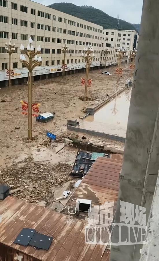 陕西延安遭暴雨袭击,洪水漫堤涌入街道,多辆汽车被冲走,已转移群众1.31万名