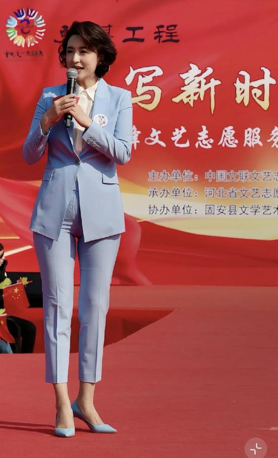 衣服被指“不雅观”,前央视主持人怒斥:人心脏看什么都脏!